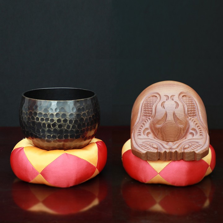 Bộ Chuông Mõ Tụng Kinh Tại Gia, Chuông đồng vảy cá sơn đen vân vàng , Mõ gỗ tếch nâu nhạt cao cấp